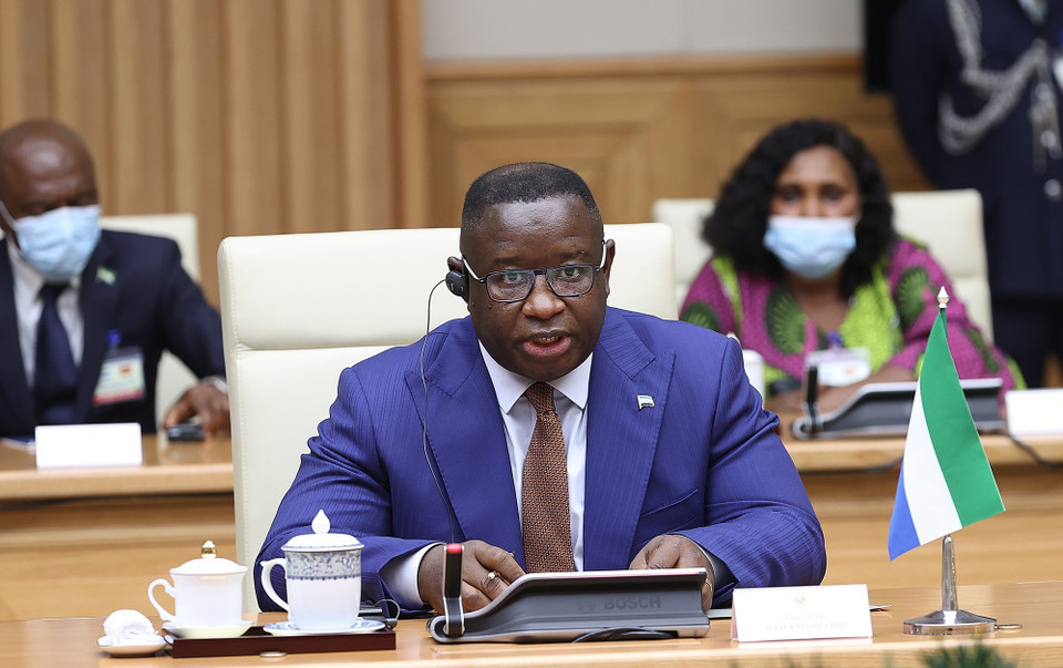 Tổng thống Cộng hòa Sierra Leone Julius Maada Bio phát biểu tại cuộc hội kiến. (Ảnh: Dương Giang/TTXVN)