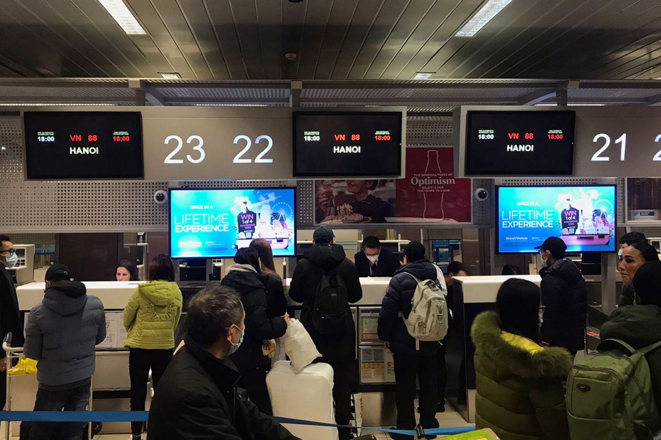 Bà con làm thủ tục xuất cảnh tại sân bay Henri Coandă ở thủ đô Bucharest của Romania. (Ảnh: Mạnh Hùng/TTXVN)