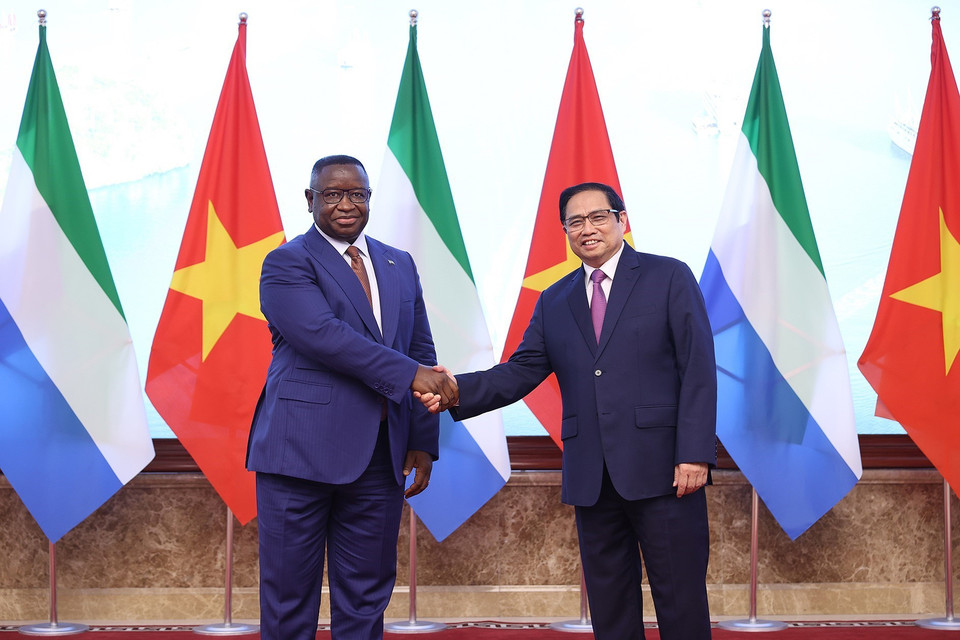 Thủ tướng Phạm Minh Chính và Tổng thống Cộng hòa Sierra Leone Julius Maada Bio. (Ảnh: Dương Giang/TTXVN)