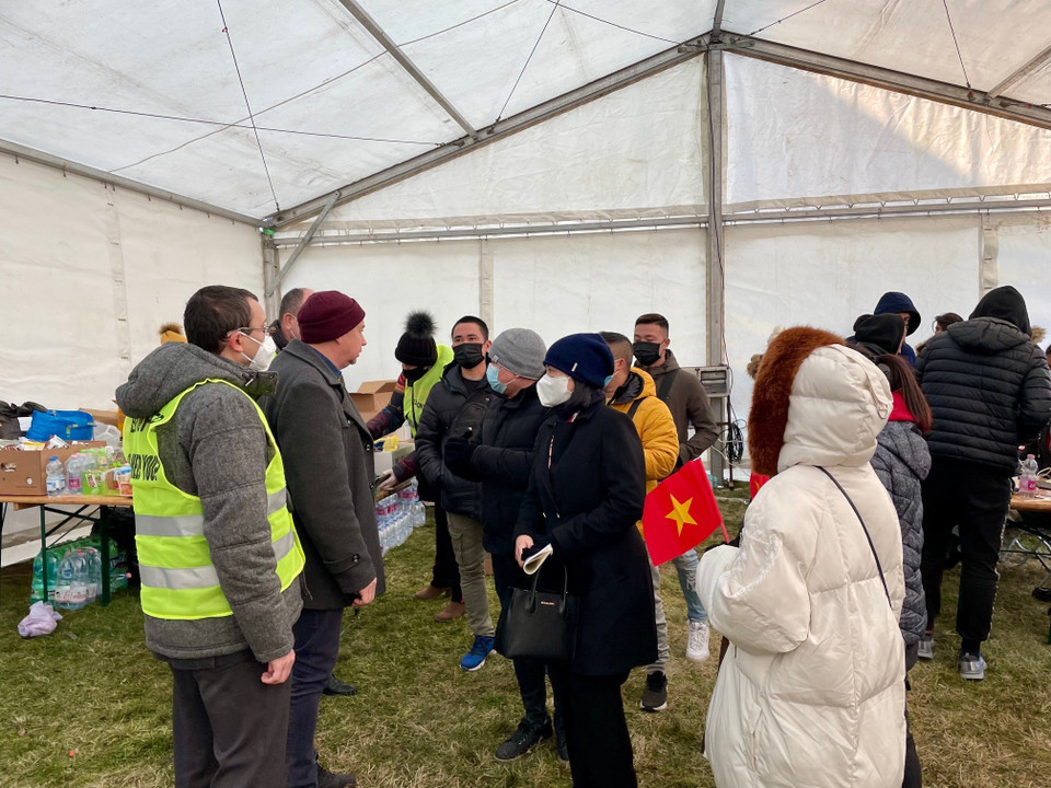 Đại sứ quán Việt Nam và cộng đồng tập kết hàng thiện nguyện tại TP.Záhony gần biên giới Hungary. (Ảnh: Thanh Thủy/TTXVN)