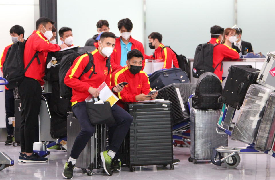 Hậu vệ Văn Thanh và các cầu thủ khác đang chờ lên xe buýt ở sân bay. (Ảnh: Đào Thanh Tùng/TTXVN)