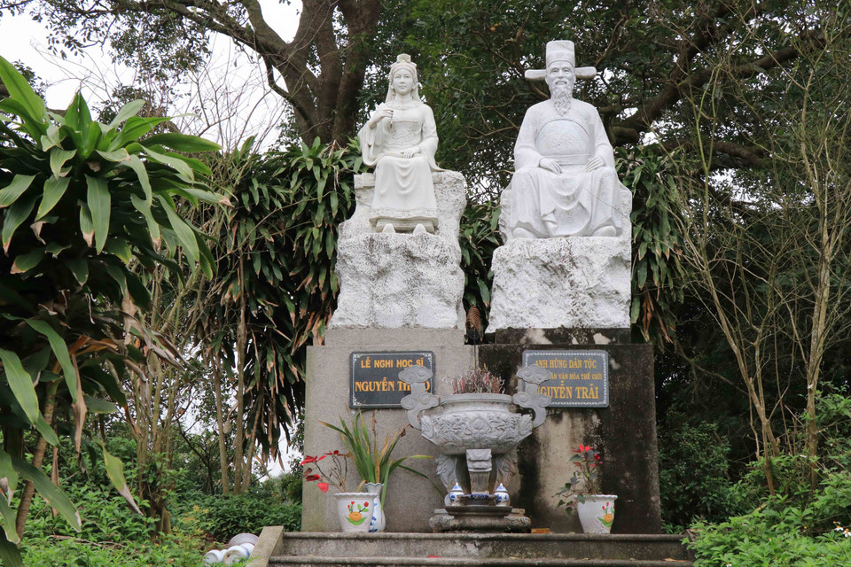 Tượng thờ Anh hùng dân tộc Nguyễn Trãi và Lễ nghi học sỹ Nguyễn Thị Lộ trong Đền Lệ Chi Viên, xã Xuân Lai, huyện Gia Bình, tỉnh Bắc Ninh. (Ảnh: Thanh Thương/TTXVN)