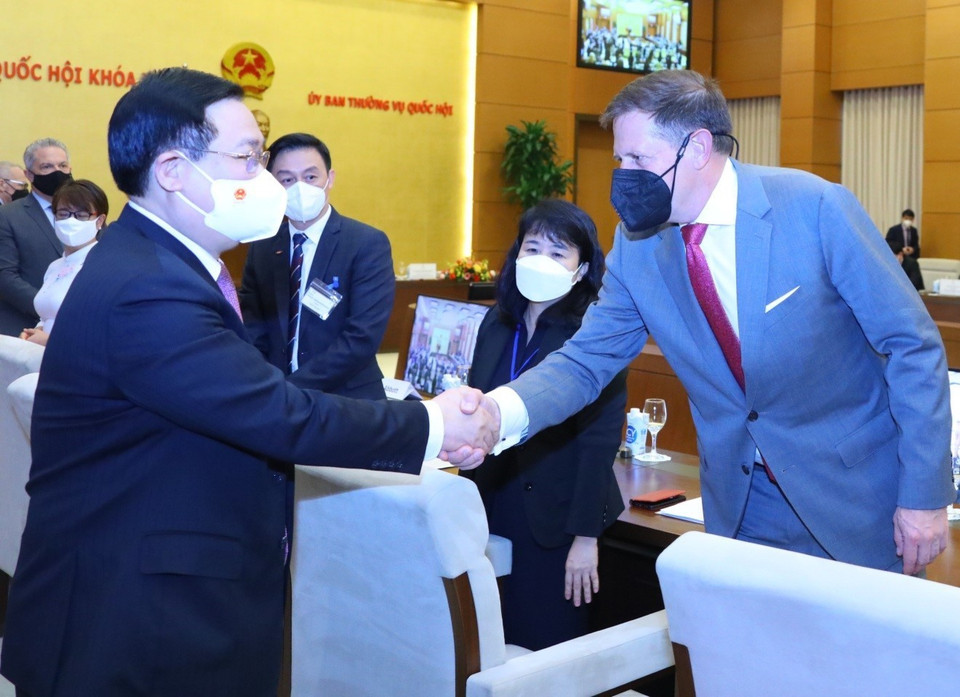 Chủ tịch Quốc hội Vương Đình Huệ với các đại biểu. (Ảnh: Văn Điệp/TTXVN)