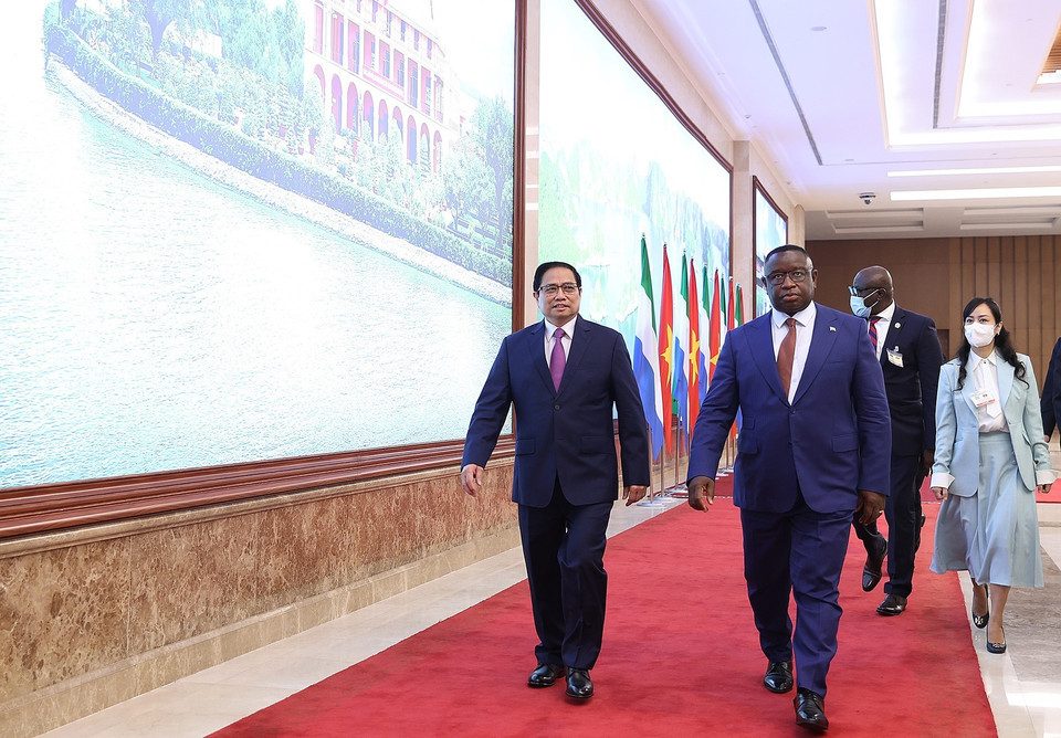 Thủ tướng Phạm Minh Chính đón Tổng thống Cộng hòa Sierra Leone Julius Maada Bio. (Ảnh: Dương Giang/TTXVN)