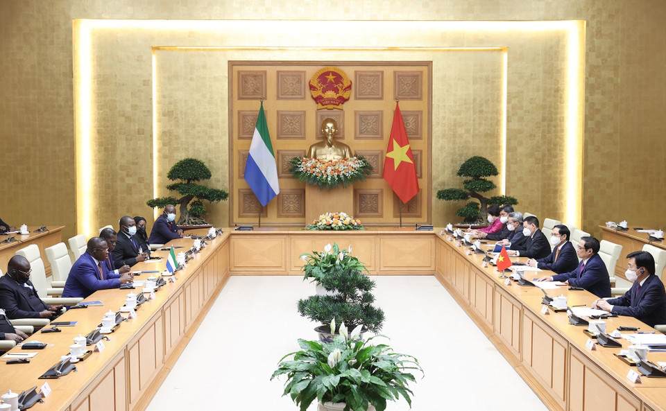 Thủ tướng Phạm Minh Chính hội kiến Tổng thống Cộng hòa Sierra Leone Julius Maada Bio. (Ảnh: Dương Giang/TTXVN)