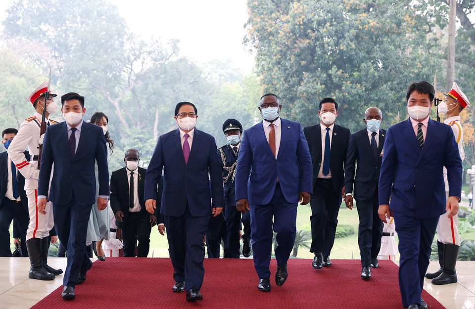 Thủ tướng Phạm Minh Chính đón Tổng thống Cộng hòa Sierra Leone Julius Maada Bio. (Ảnh: Dương Giang/TTXVN)