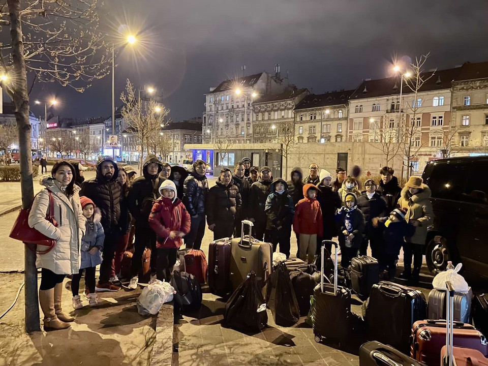 Đón đồng bào tại nhà ga ở thủ đô Budapest, Hungary. (Ảnh: Thanh Thủy/TTXVN)