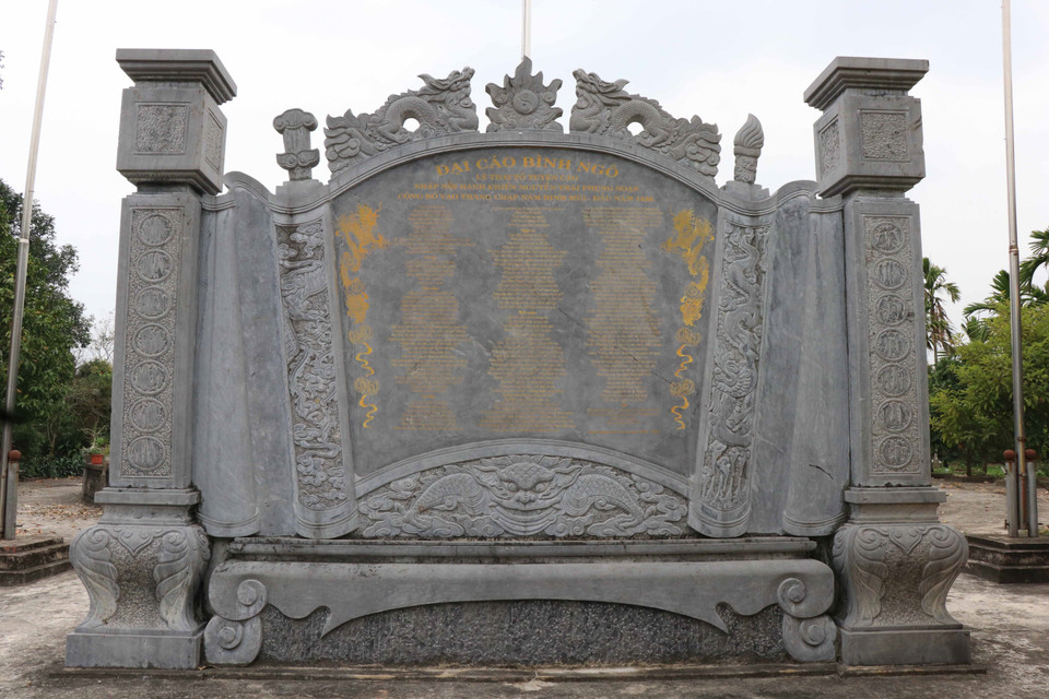 Bia đá tác phẩm 'Đại cáo bình Ngô' của Anh hùng dân tộc Nguyễn Trãi trong Khu di tích Lệ Chi Viên, xã Đại Lai, huyện Gia Bình, tỉnh Bắc Ninh. (Ảnh: Thanh Thương/TTXVN)