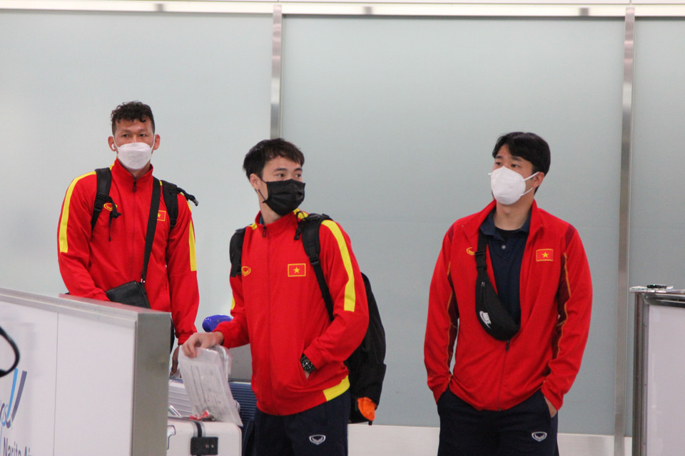 Tiền đạo Văn Toàn và thủ môn Tấn Trường đang bước ra khỏi sảnh chờ ở sân bay Narita. (Ảnh: Đào Thanh Tùng/TTXVN)