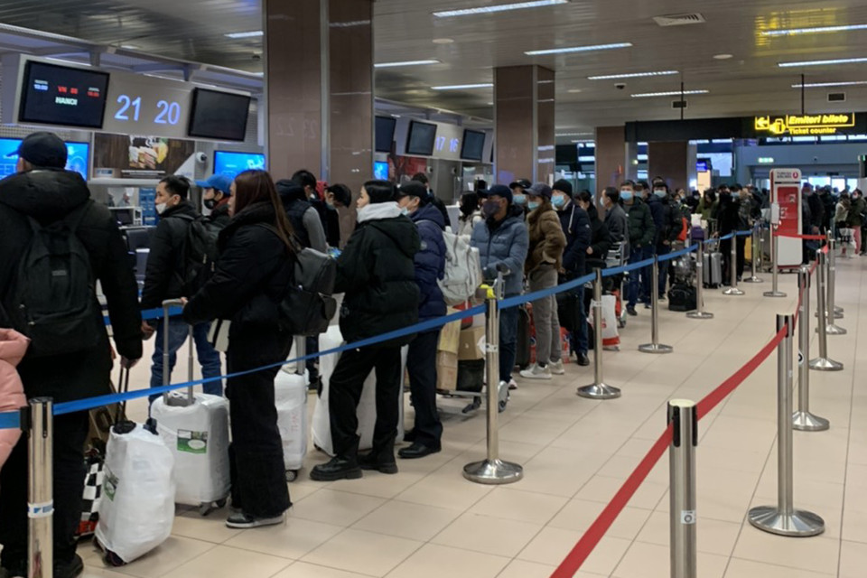 Bà con làm thủ tục xuất cảnh tại sân bay Henri Coandă ở thủ đô Bucharest của Romania. (Ảnh: Mạnh Hùng/TTXVN)