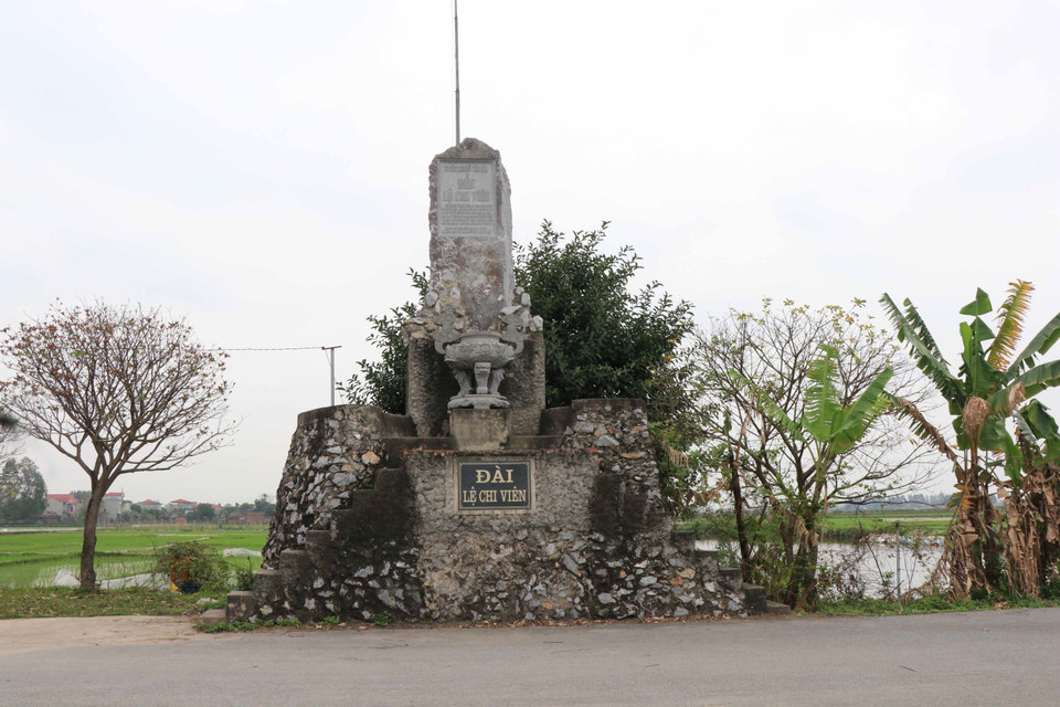 Đài Lệ Chi Viên trước cổng Khu di tích Lệ Chi Viên, xã Đại Lai, huyện Gia Bình, tỉnh Bắc Ninh. (Ảnh: Thanh Thương/TTXVN)