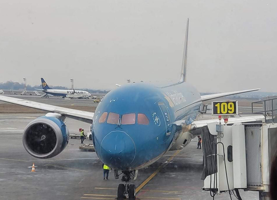 Chuyến bay mang số hiệu VN88 của Vietnam Airlines chuẩn bị cất cánh từ thủ đô Bucharest của Romania đưa bà con sơ tán từ Ukraine trở về Việt Nam. (Ảnh: Mạnh Hùng/TTXVN)