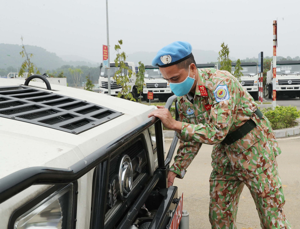 Kiểm tra thông số an toàn các loại xe, máy chuyên dụng trước ngày lên đường đi phái bộ LHQ. (Ảnh: Trọng Đức/TTXVN)