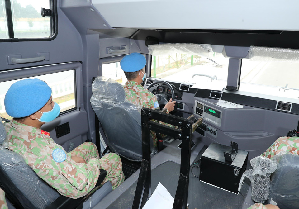 Kiểm tra thông số an toàn các loại xe, máy chuyên dụng trước ngày lên đường đi phái bộ LHQ. (Ảnh: Trọng Đức/TTXVN)