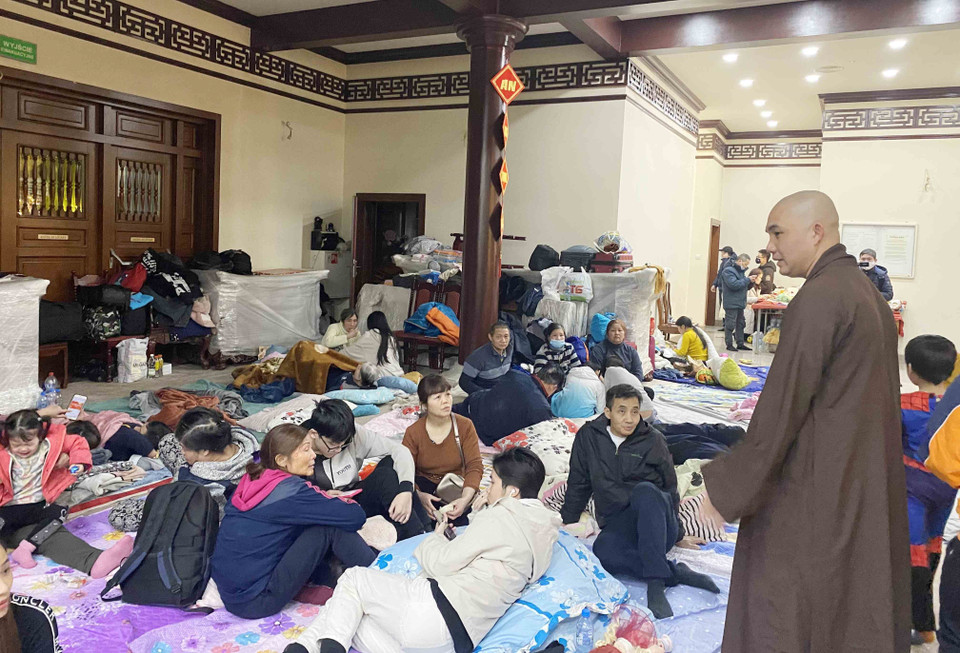 Sư thầy Thích Trung Đạt động viên người sơ tán tại chùa Nhân Hòa, ở thủ đô Warszawa, Ba Lan. (Ảnh: Hồng Kỳ/TTXVN)