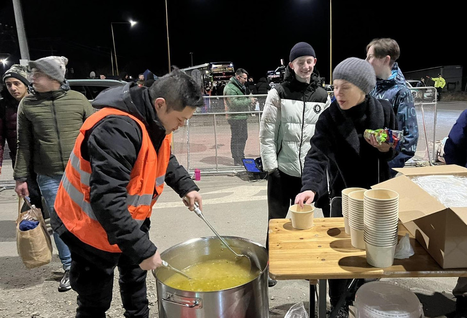 Cộng đồng Việt Nam hỗ trợ người sơ tán từ Ukraine tại biên giới Slovakia. (Ảnh: Phương Anh/TTXVN)