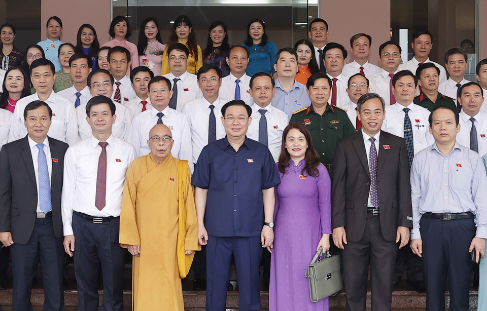 Chủ tịch Quốc hội Vương Đình Huệ chụp ảnh lưu niệm với đại biểu. (Ảnh: Doãn Tấn/TTXVN)