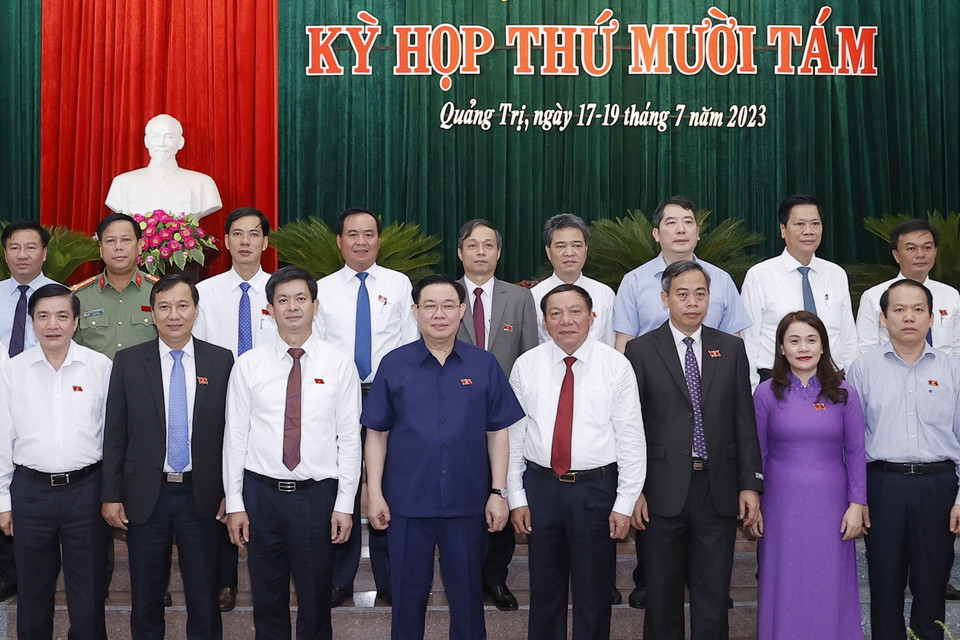 Chủ tịch Quốc hội Vương Đình Huệ chụp ảnh lưu niệm với đại biểu. (Ảnh: Doãn Tấn/TTXVN)