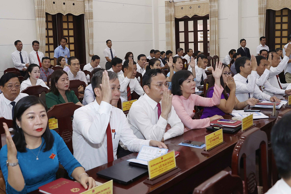 Đại biểu biểu quyết thông qua chương trình kỳ họp. (Ảnh: Doãn Tấn/TTXVN)