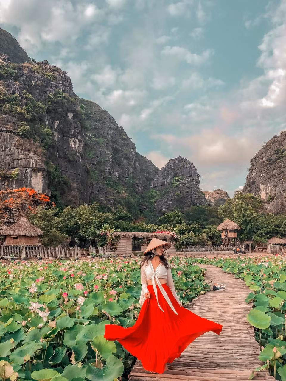 Nhiều người vốn ngại mùa Hè nắng nóng hay nhỡ mất mùa sen vào giữa Hè cũng tìm tới nơi đây như một cách để thỏa mãn tình yêu với loài hoa được mệnh danh là quốc hoa của Việt Nam. (Ảnh: Vietnam+)