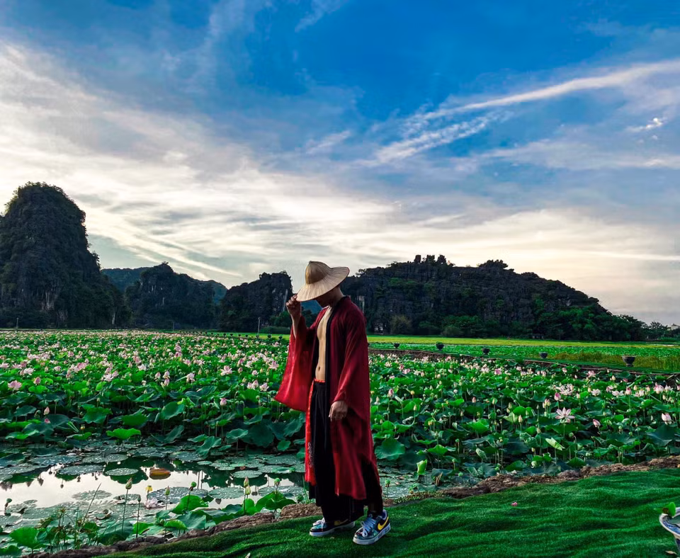 Các chàng trai 'sống ảo' không kém hội chị em.(Ảnh: Vietnam+)