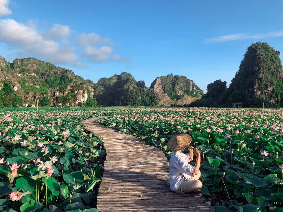 Đây không chỉ là nơi cho các cô gái thướt tha váy áo cũng là điểm đến được nhiều nam thanh niên ưa thích. (Ảnh: Vietnam+)