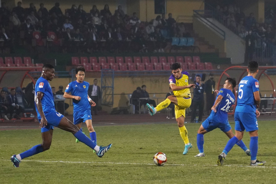 Đến phút thứ 28, Xuân Mạnh tung ra cú sút quyết đoán nâng tỷ số lên 2-0 cho đội chủ nhà. (Ảnh: Việt Anh/Vietnam+)