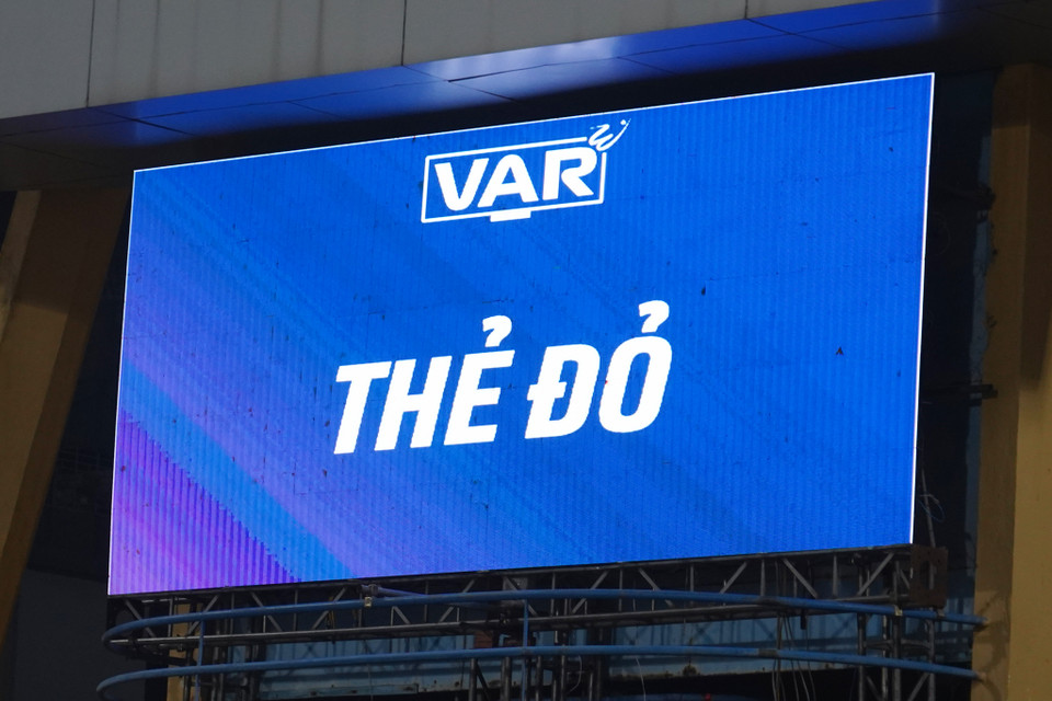 Đến phút bù giờ cuối cùng, hậu vệ Tăng Tiến bên phía Quảng Nam phải nhận thẻ đỏ sau tình huống vào bóng với Tuấn Hải. Chung cuộc, đội chủ nhà Hà Nội FC có chiến thắng với tỷ số 3-1 để tạm vươn lên vị trí thứ 6 trên bảng xếp hạng V-League. (Ảnh: Việt Anh/Vietnam+)