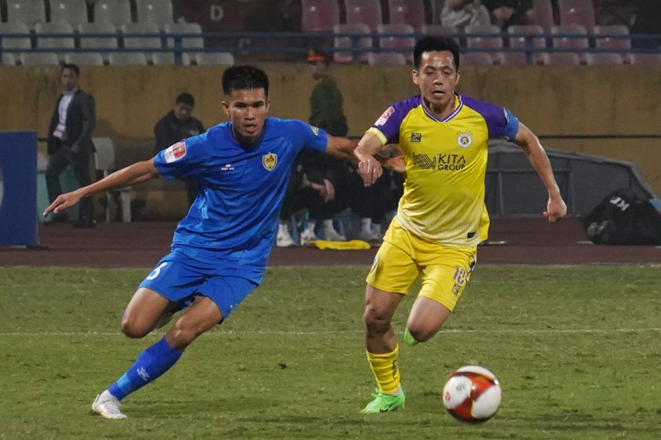 Đội trưởng Văn Quyết (áo vàng) lùi sâu về phần sân nhà để tham gia tổ chức lối chơi. (Ảnh: Việt Anh/Vietnam+)