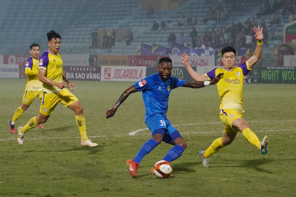 Bước sang hiệp hai, đội khách Quảng Nam có bàn thắng rút ngắn tỷ số xuống còn 1-3 do công của tiền đạo Hoàng Vũ Samson. (Ảnh: Việt Anh/Vietnam+)