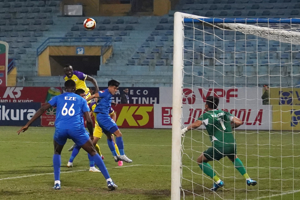 Chỉ sau 10 phút bóng lăn, lưới của đội khách đã phải rung lên sau pha không chiến thành công của Joel Tagueu. (Ảnh: Việt Anh/Vietnam+)