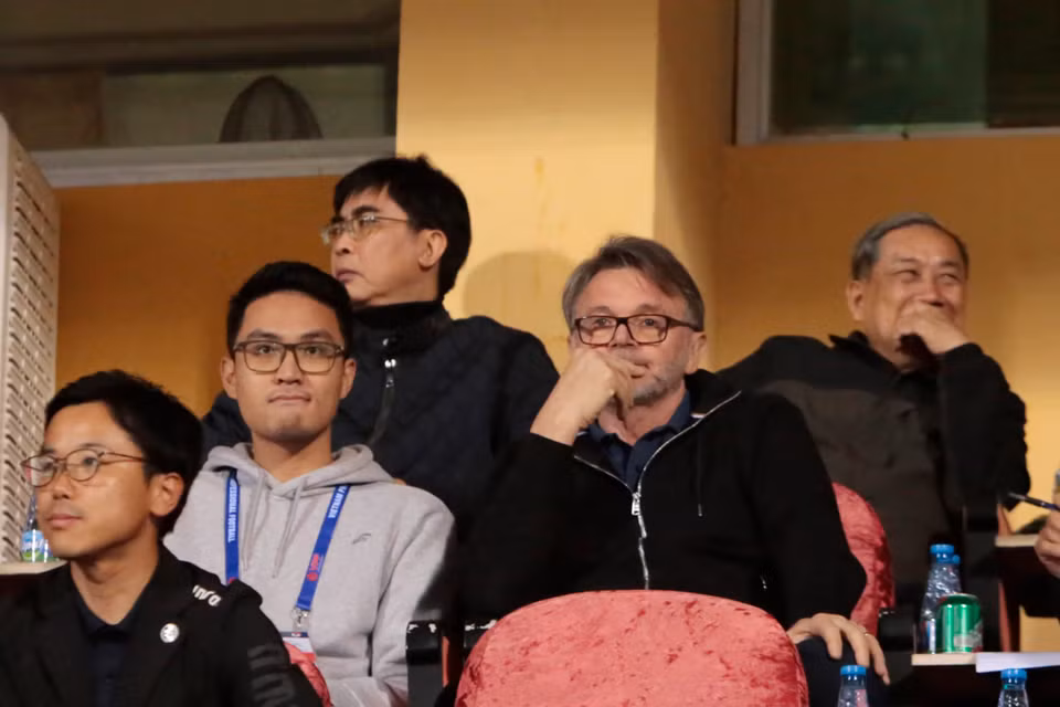 Huấn luyện viên Philippe Troussier có mặt trên khán đài để kiểm tra phong độ của các tuyển thủ. (Ảnh: Việt Anh/Vietnam+)