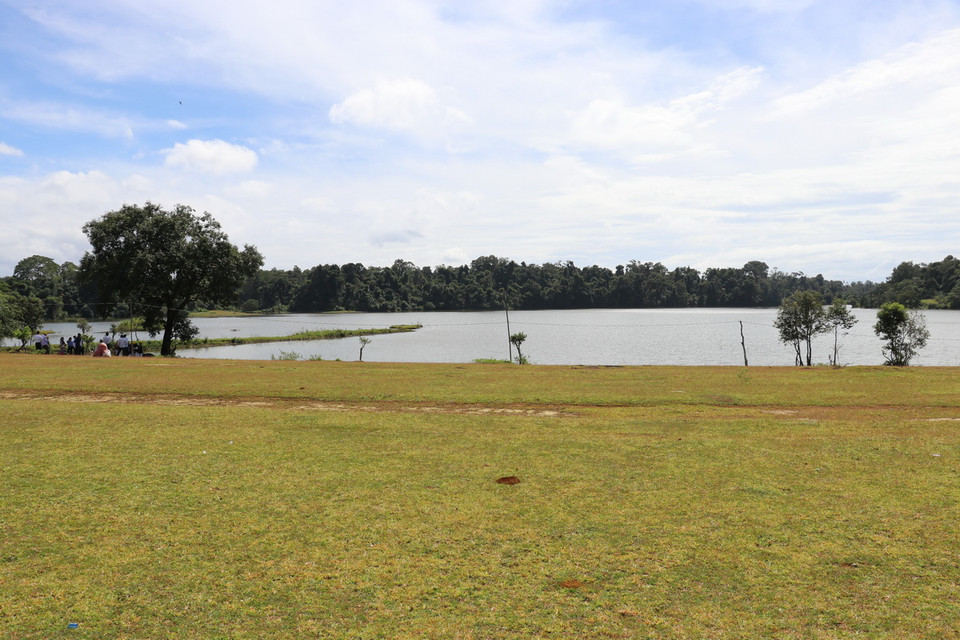 Ở giữa trảng cỏ có một hồ nước lớn, bao quanh là cánh rừng nguyên sinh bạt ngàn.(Ảnh: Nhật Bình/TTXVN)