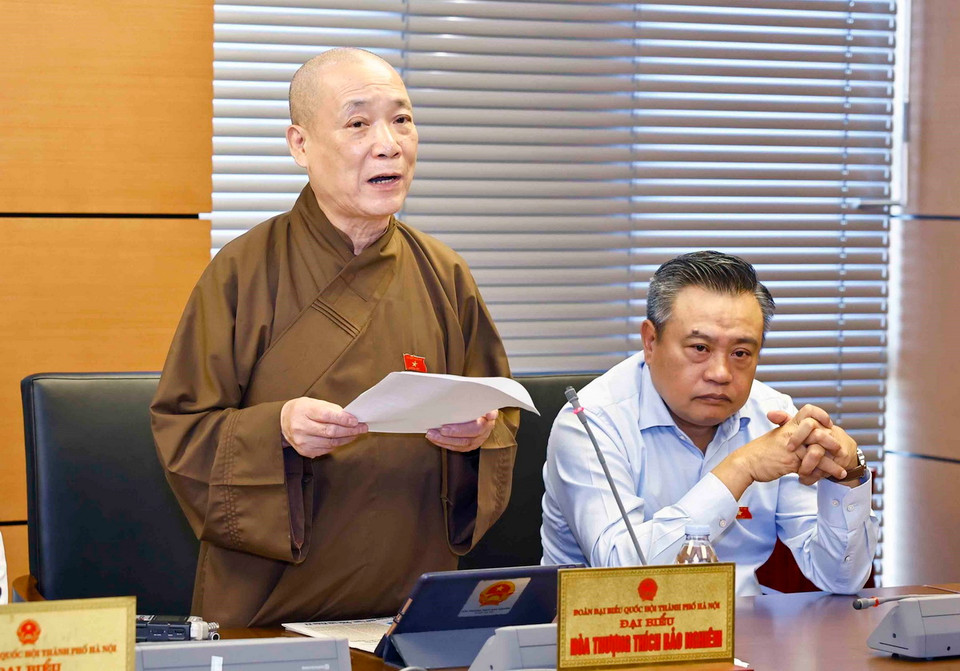 Hòa thượng Thích Bảo Nghiêm, đại biểu Quốc hội thành phố Hà Nội phát biểu ý kiến. (Ảnh: Doãn Tấn/TTXVN)