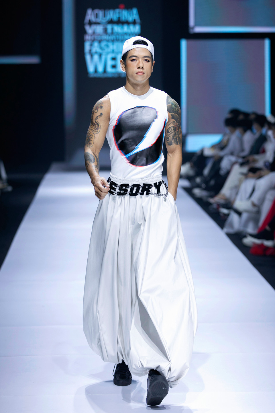 Sang phần 2 của bộ sưu tập, các kiểu áo khoác phom rộng, tay cocoon được chần bông cầu kỳ, swimsuit lần lượt xuất hiện. (Ảnh: CTV/Vietnam+)