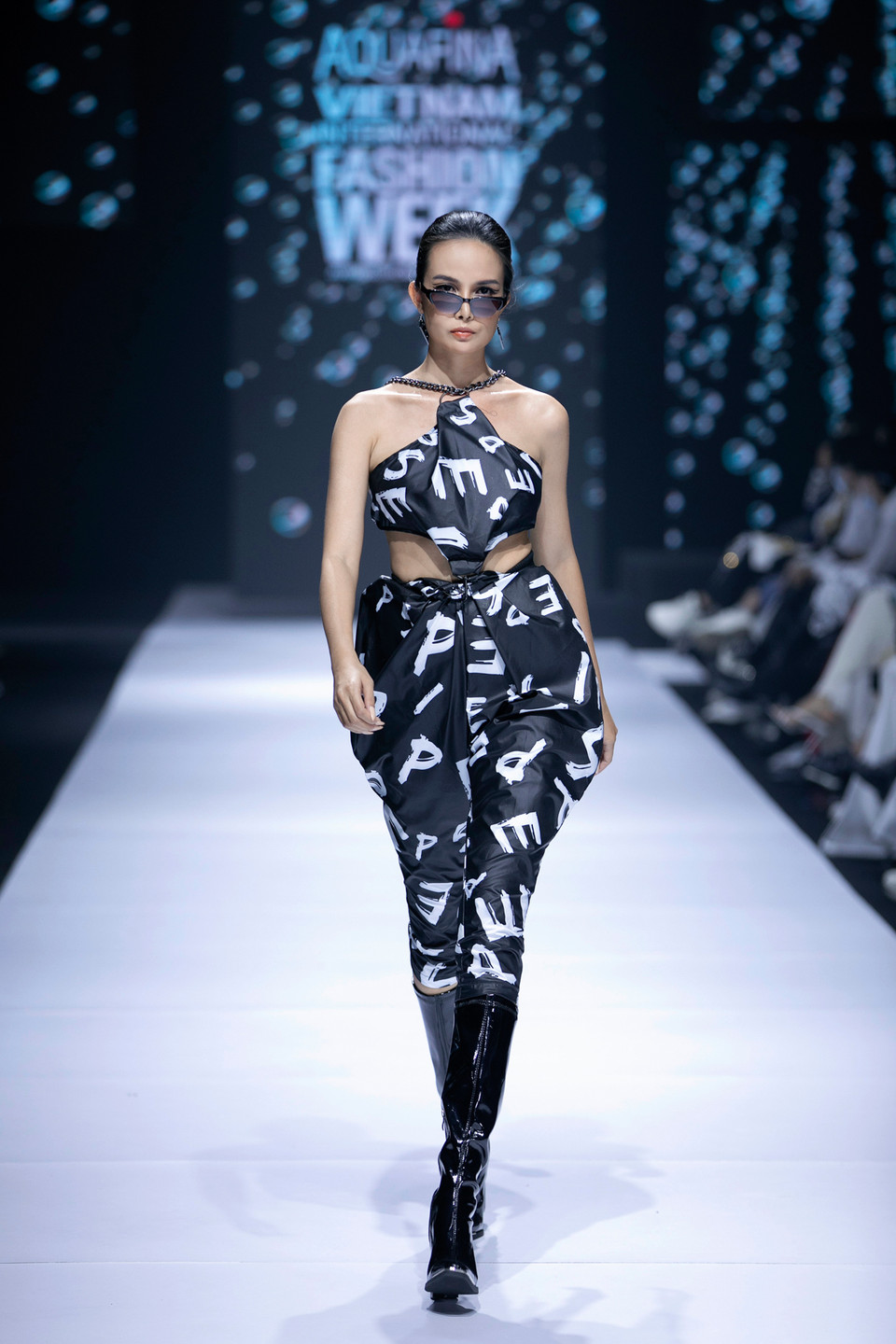 Cách xử lý chất liệu chính gồm chần chỉ, độn bông, in họa tiết typo... vừa linh hoạt, trẻ trung nhưng vẫn mang đậm dấu ấn cá nhân. (Ảnh: CTV/Vietnam+)