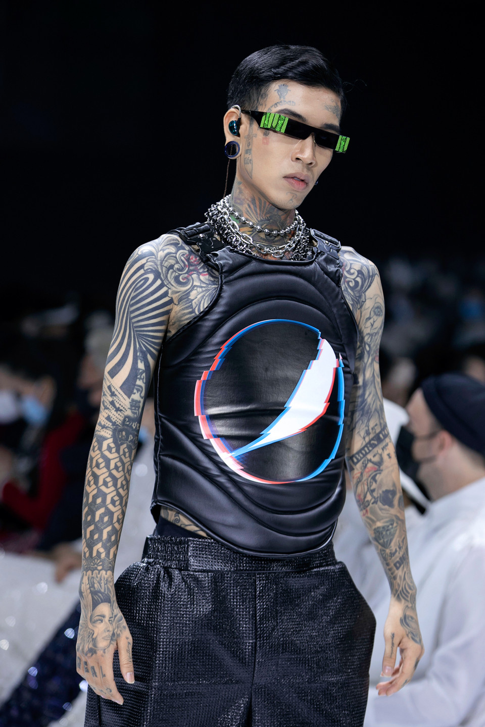 Những thiết kế được lấy cảm hứng từ thời trang đường phố, văn hóa hiphop và đặc biệt là từ thiết kế của lon Pepsi Black, với sắc đen tượng trưng cho sự mạnh mẽ, bí ẩn của bóng đêm, của underground. (Ảnh: CTV/Vietnam+)