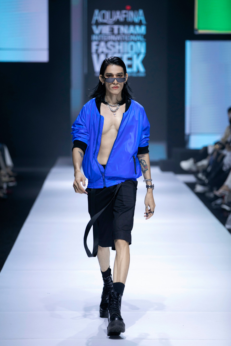 Các thiết kế đầu tiên được nhà thiết kế tập trung vào tính ứng dụng, mặc được xuống phố nhưng vẫn đảm bảo yếu tố trình diễn trên một sàn runway lớn. (Ảnh: CTV/Vietnam+)