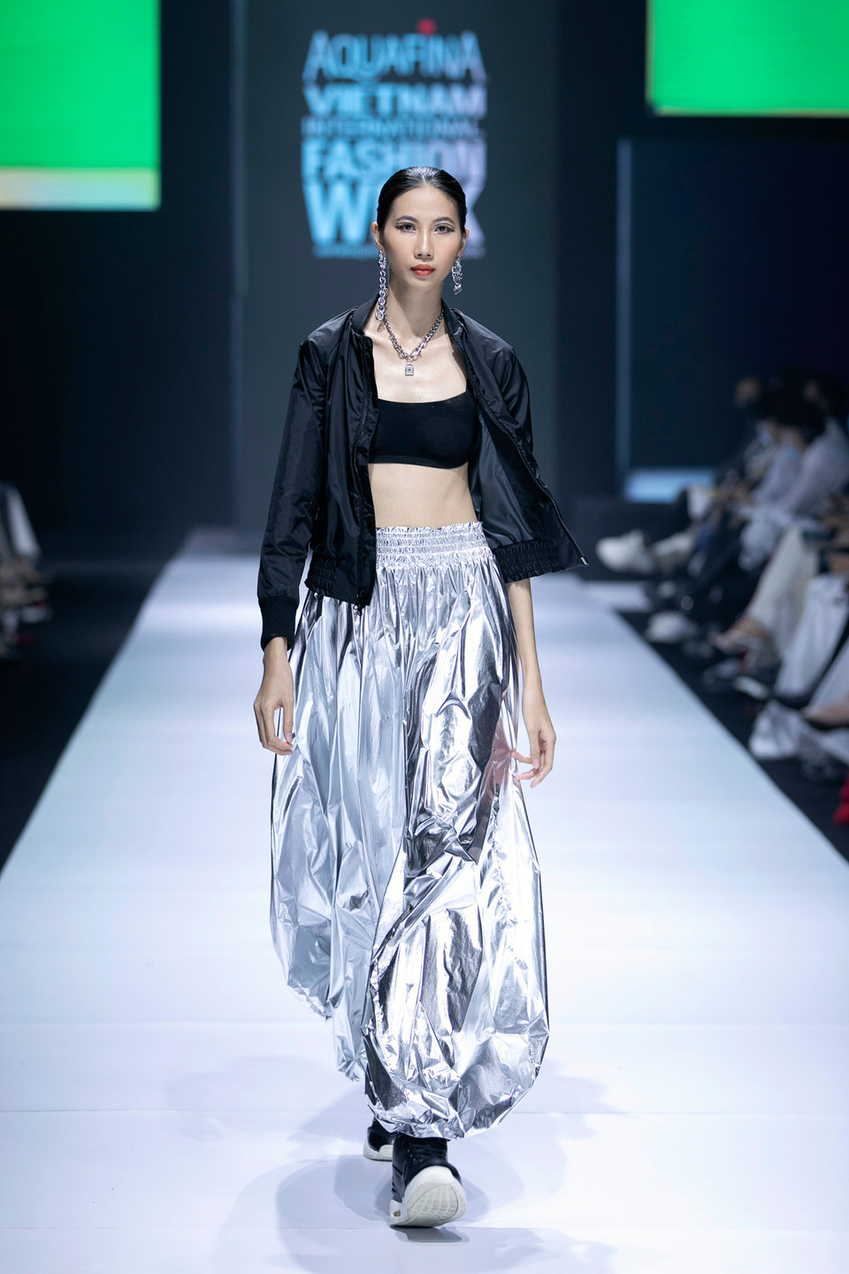 Vẫn giữ tinh thần hiện đại, năng động mang chút bất cần của tuổi trẻ, bô sưu tập gồm 40 thiết kế, trong đó có 20 look cho nam, 20 look cho nữ, là câu chuyện về một đường phố tràn đầy niềm tin, hoài bão. Đây cũng là thông điệp tích cực mà Nguyễn Tiến Truyển muốn gửi gắm. (Ảnh: CTV/Vietnam+)