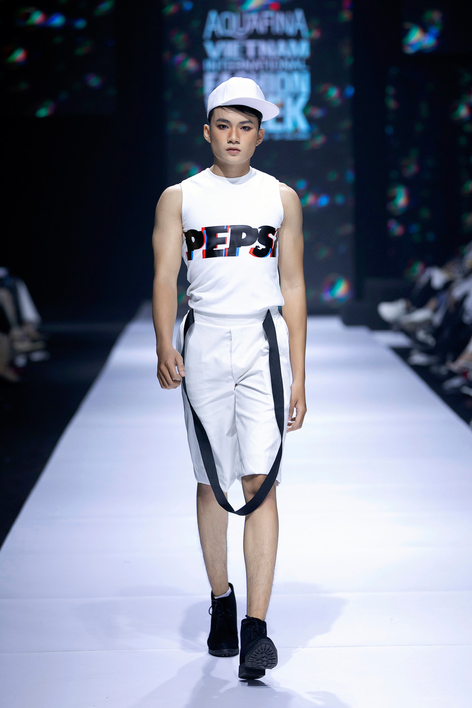  Với 50 thiết kế, Nguyễn Tiến Truyển đã tô vẽ một đường phố đúng với cách mà nhà thiết kế trẻ suy nghĩ. (Ảnh: CTV/Vietnam+)