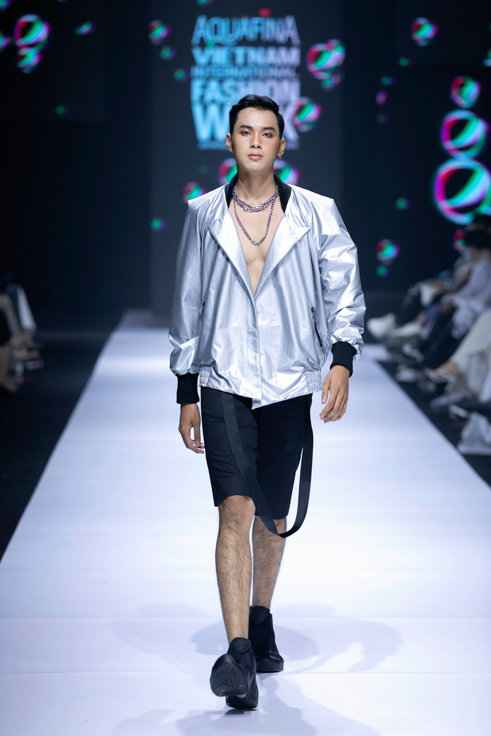  Các tông màu xoay quanh ba gam chính: đen, trắng, đỏ và bạc - yếu tố làm nên tính vị lai futuristic cho bộ sưu tập. (Ảnh: CTV/Vietnam+)