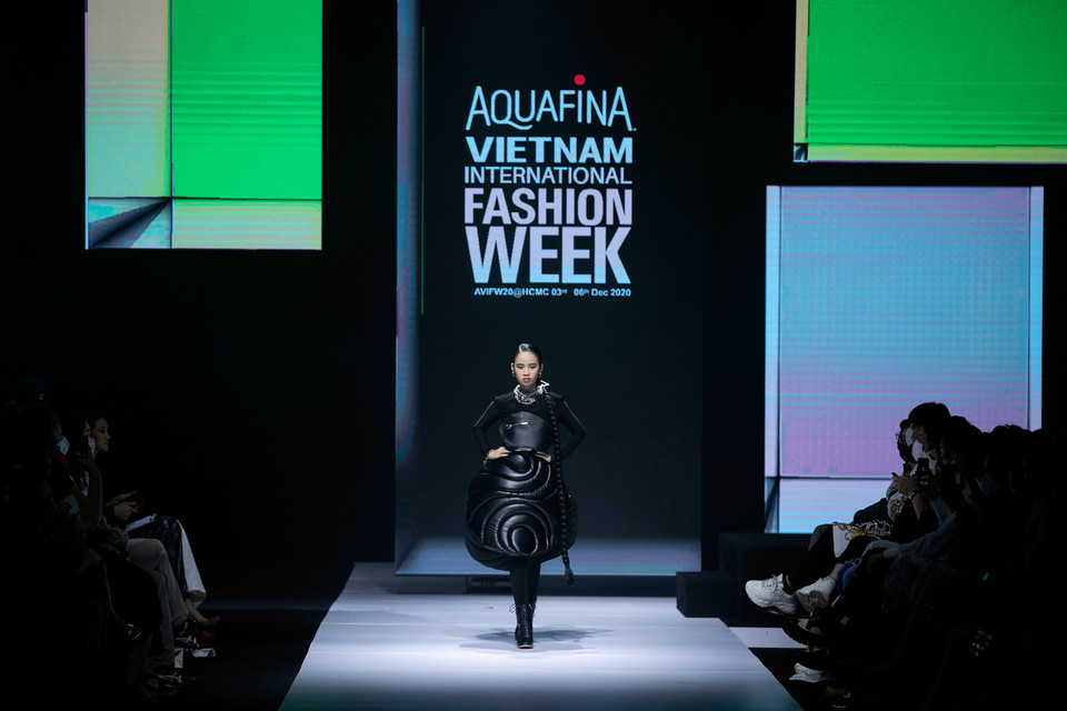 Nhà thiết kế sử dụng những chất liệu khác nhau tạo nên các sắc độ đen từ bóng tới mờ, từ thô ráp tới tinh xảo, cùng các kỹ thuật may khối 3D. Đây cũng là bộ sưu tập mang ý nghĩa rất lớn với nhà thiết kế trẻ bởi được tổ chức vào đúng ngày sinh nhật. (Ảnh: CTV/Vietnam+)