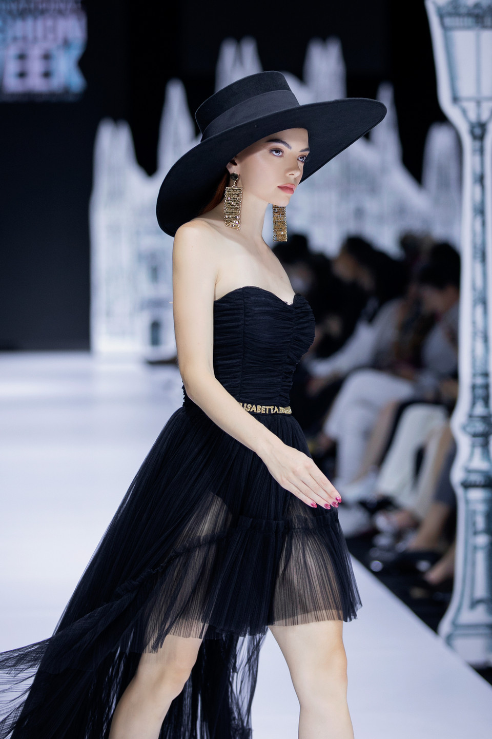 Bộ sưu tập lấy cảm hứng từ những quý cô phương Tây có vẻ đẹp cổ điển. (Ảnh: CTV)