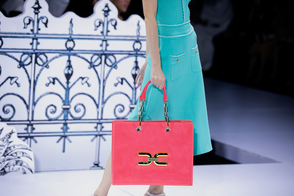 Những quý cô lịch lãm không thể thiếu phụ kiện túi xách sàng điệu. (Ảnh: CTV)