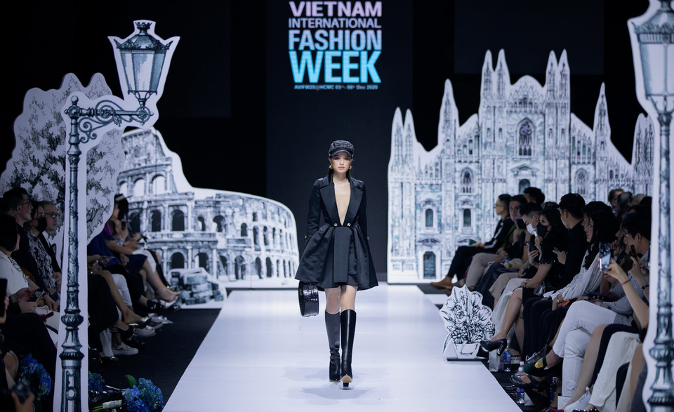 Chinh phục người yêu thời trang bởi phong cách cổ điển, quý phái, thương hiệu thời trang Elisabetta Franchi đã trình làng một show diễn hoành tráng với màn xuất hiện của dàn người mẫu đình đám. (Ảnh: CTV)