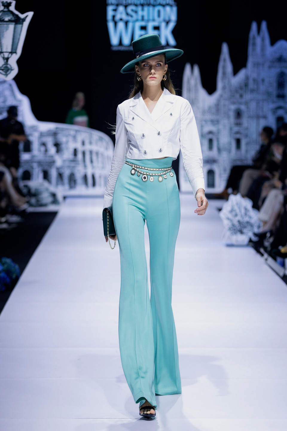 Mẫu Tây chuyên nghiệp trong phong cách châu Âu sang trọng, đậm chất cổ điển với sự kết hợp hai gam màu trắng-xanh. (Ảnh: CTV)