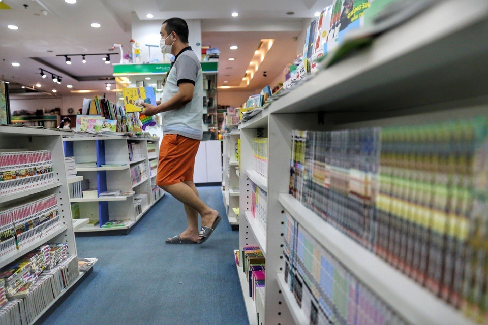 Các hiệu sách cũng là một điểm đến ưa thích với các bạn trẻ. (Ảnh: Tuấn Đức/TTXVN)