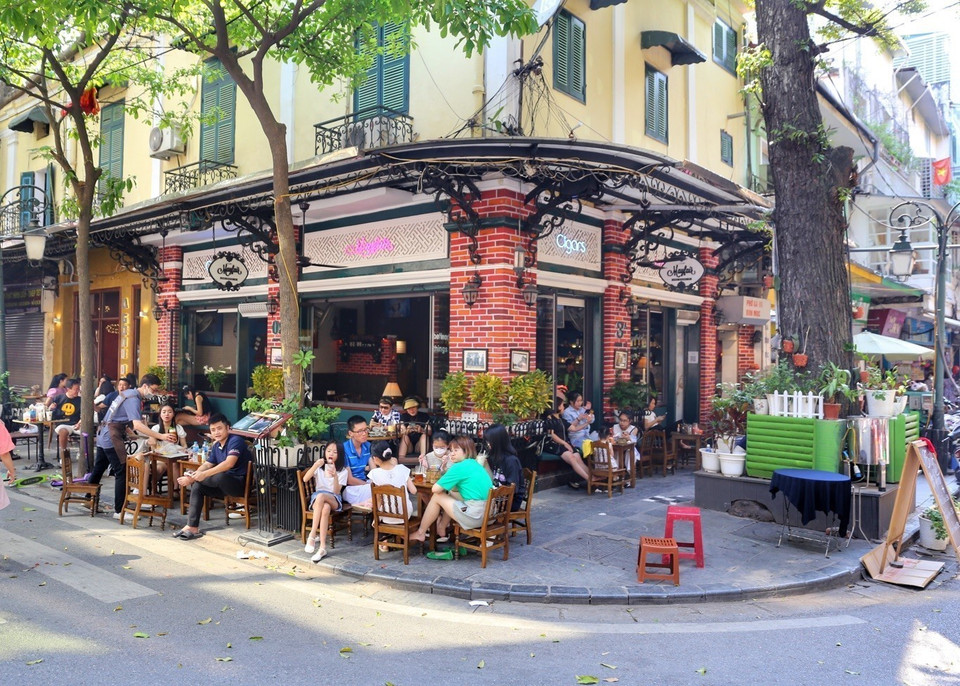 Nhiều người chọn quán càphê để tránh cơn nắng gắt. (Ảnh: Tuấn Đức/TTXVN)