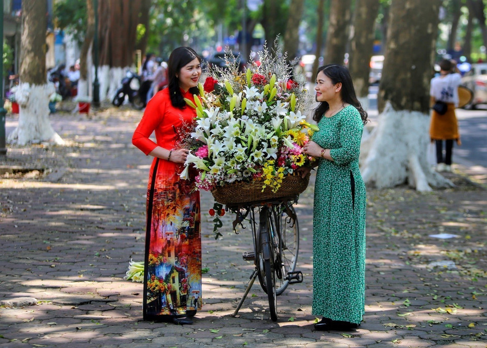 Nhiều người chụp ảnh trên phố Phan Đình Phùng. (Ảnh: Tuấn Đức/TTXVN)