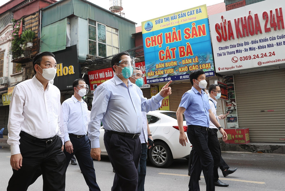 Thủ tướng Phạm Minh Chính kiểm tra đột xuất công tác phòng, chống dịch tại điểm nóng dịch COVID-19 tại quận Thanh Xuân. (Ảnh: Dương Giang/TTXVN)